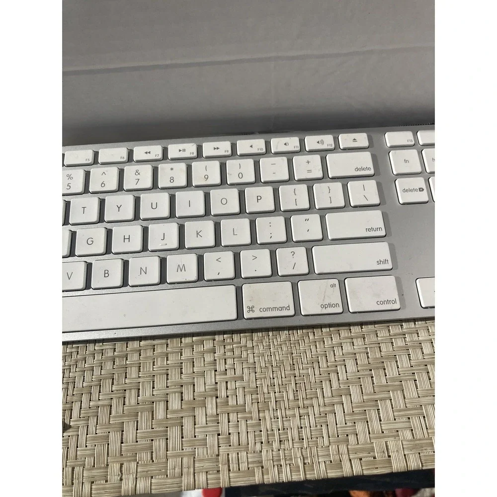 Genuine Apple Wired Keyboard with Numeric Keypad A1243 MB110LL/B Aluminum USB